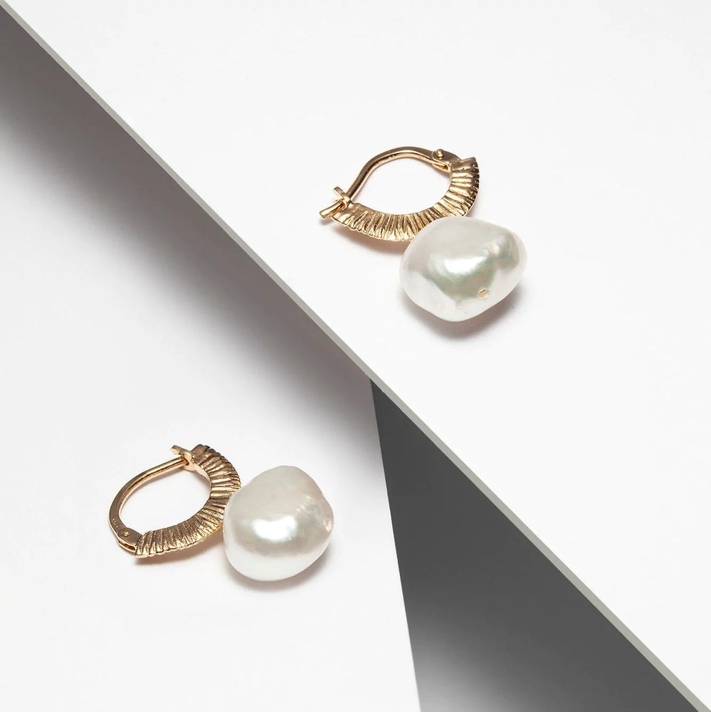 
            
                Load image into Gallery viewer, Percé Freshwater Pearl Earrings
            
        