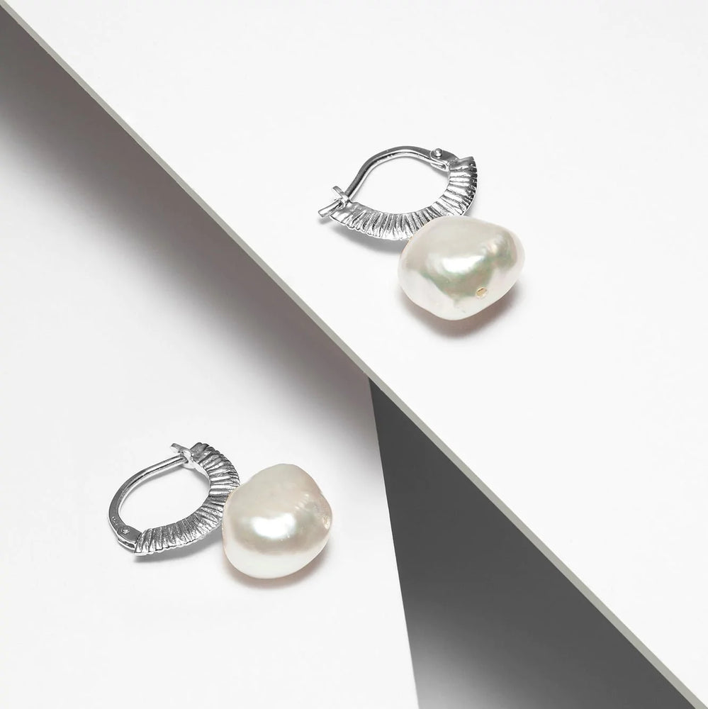 
            
                Load image into Gallery viewer, Percé Freshwater Pearl Earrings
            
        